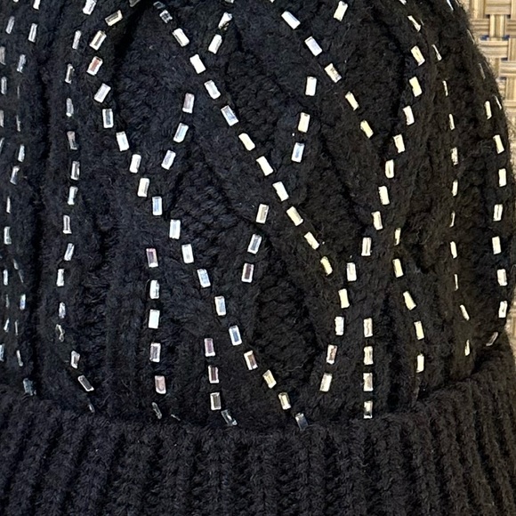 🌟HP🌟NWOT Faux Fur Pom Pom with Faux Gem Trim Hat - Picture 2 of 10